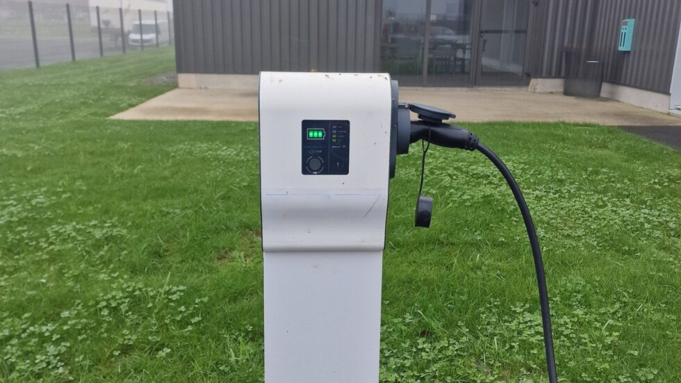 borne de recharge pour véhicule électrique bain de bretagne