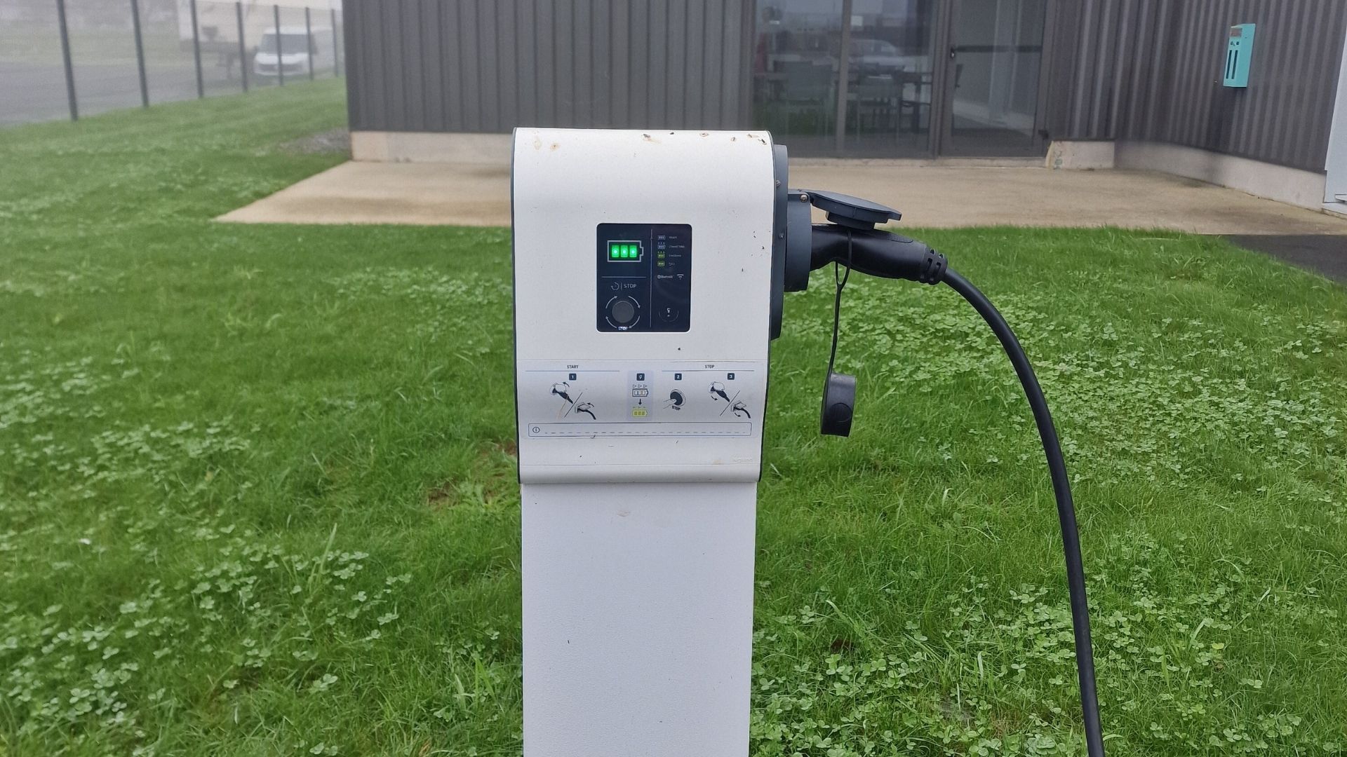 Borne de recharge borne de recharge pour véhicule électrique installateur